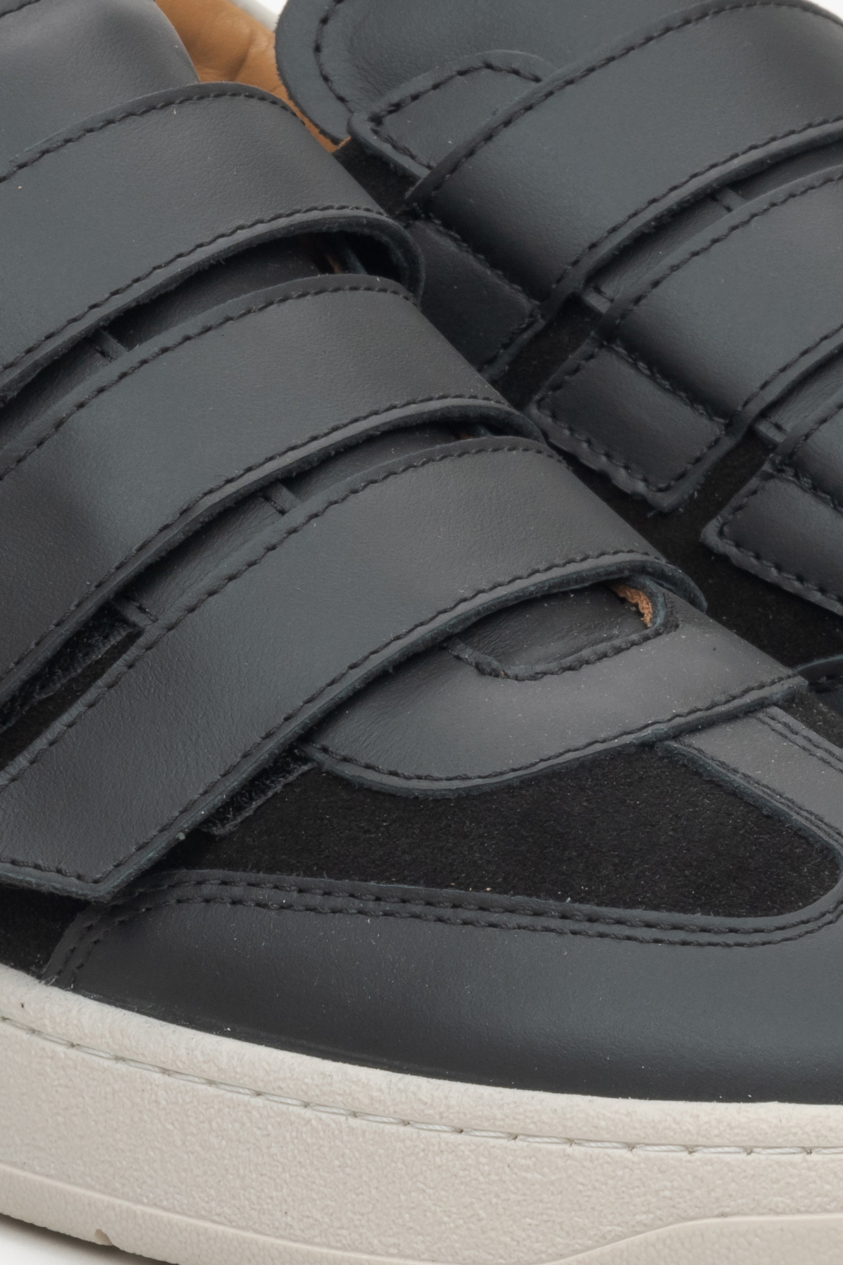 Women's black velcro sneakers Estro - close-up of the fastening system.