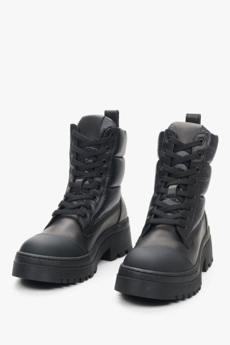 Black women's lace-up boots - presentation of shoe toe.