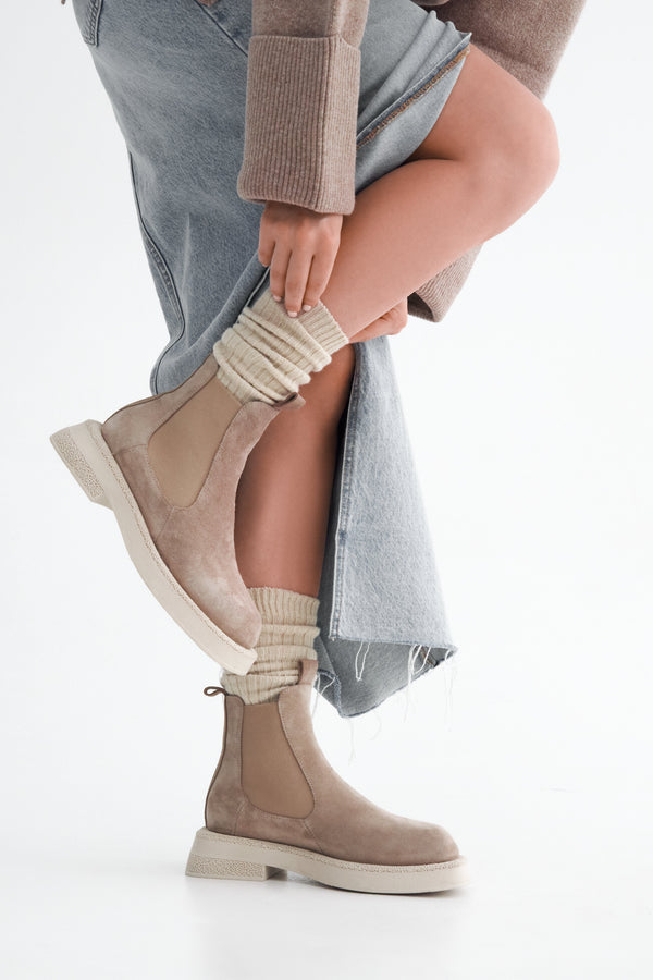 Women's Low-Heeled Chelsea Boots in Beige Suede ⠂ESTRO Online