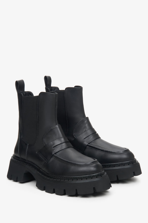 Women's Chelsea boots in black colour.