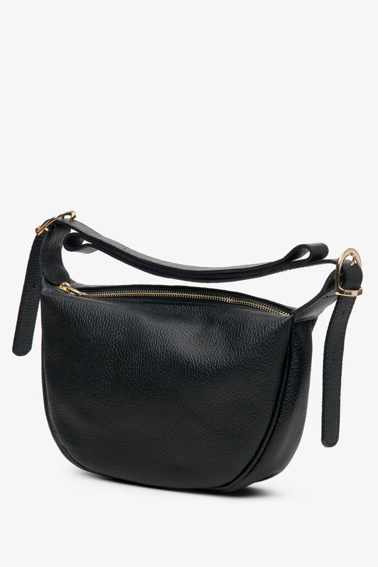 Leather women's shoulder bag by Estro in black colour - model profile.