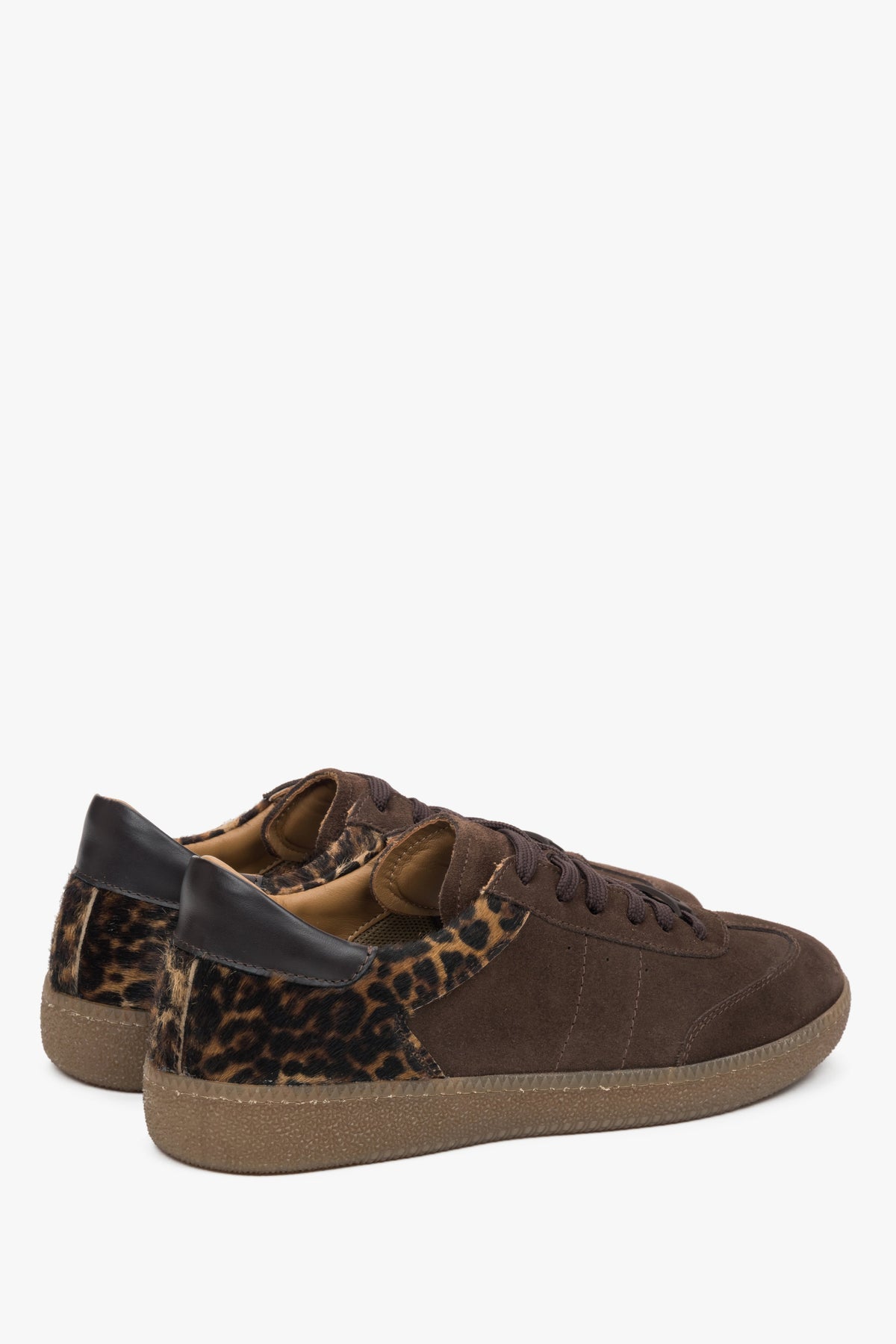 Dark brown velour Estro women's sneakers with an animal pattern – close-up of the heel counter.