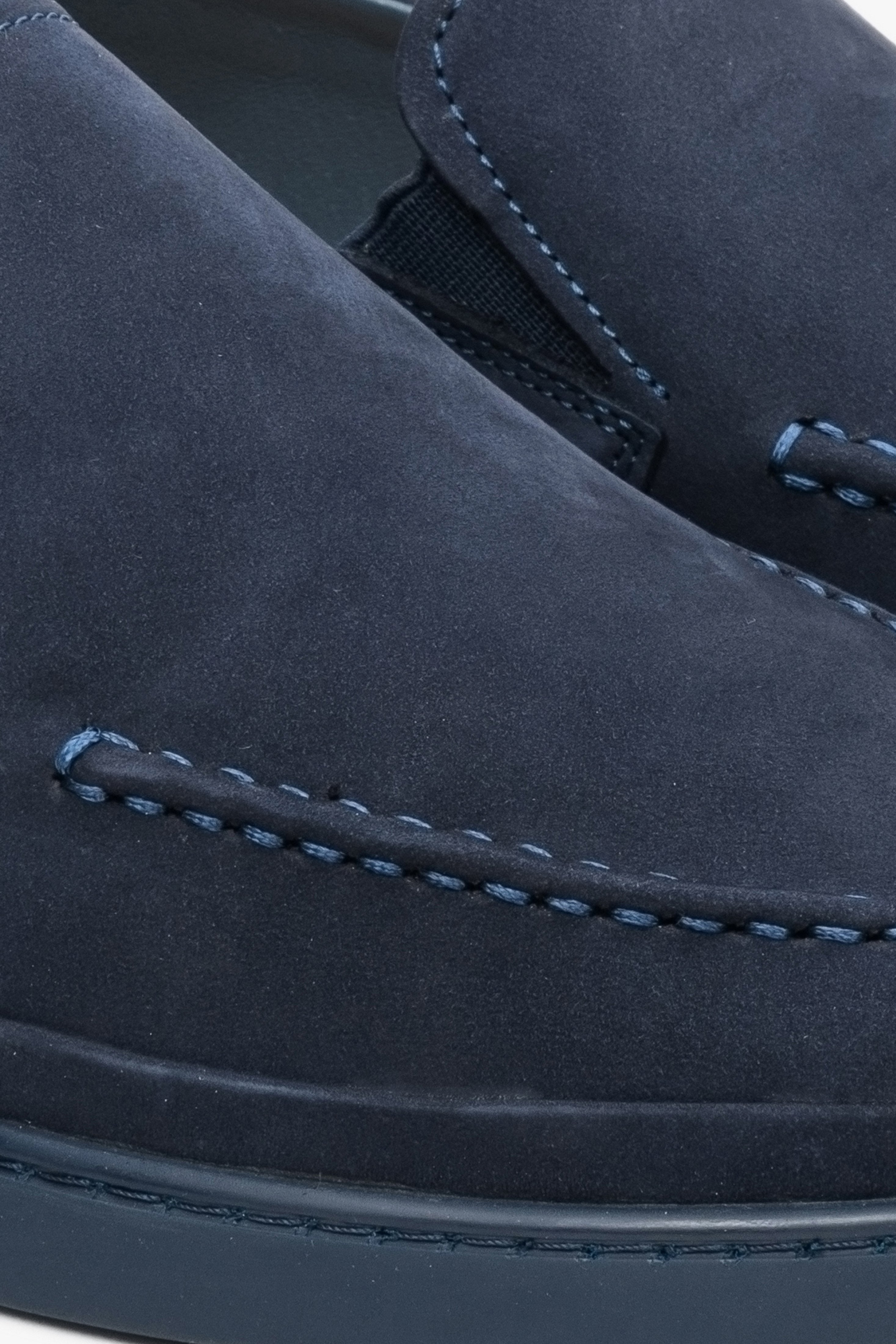 Estro men's moccasins in navy blue - close-up on the stitching pattern.