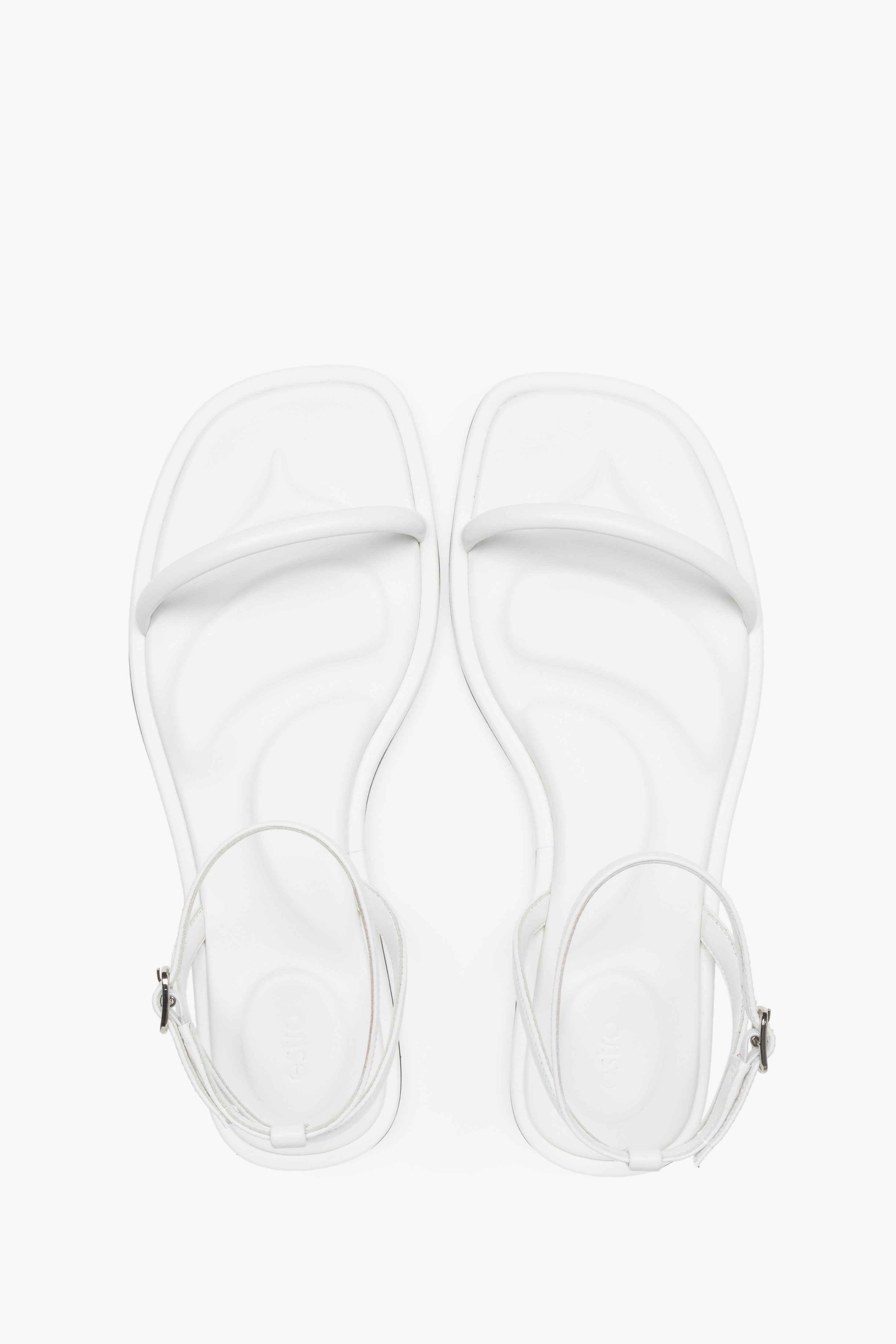 Lightweight women’s sandals by Estro, in an intense white shade, with a leather insole and premium-quality finish.
