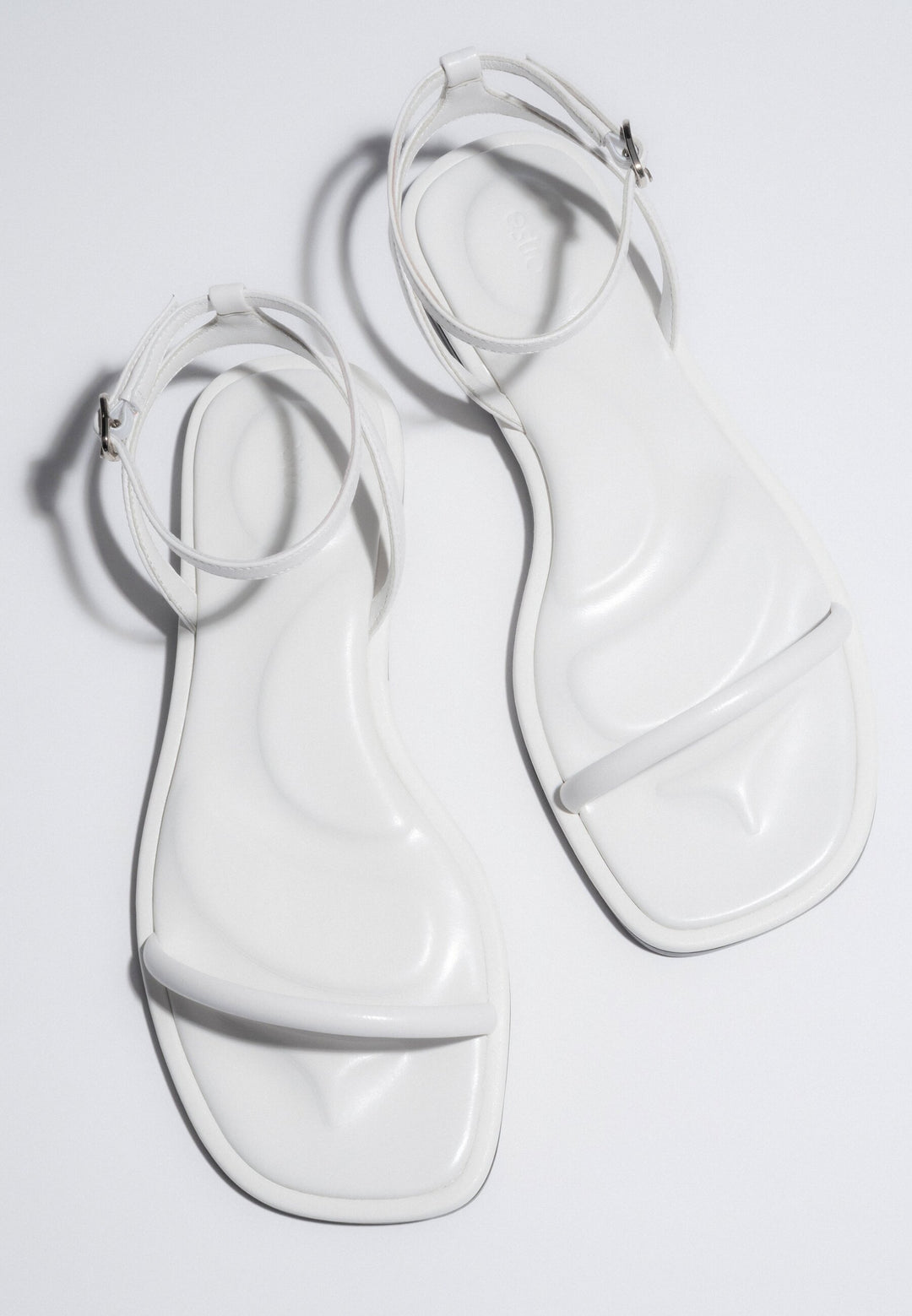 Women’s White Leather Flat Sandals Estro ER00119694.