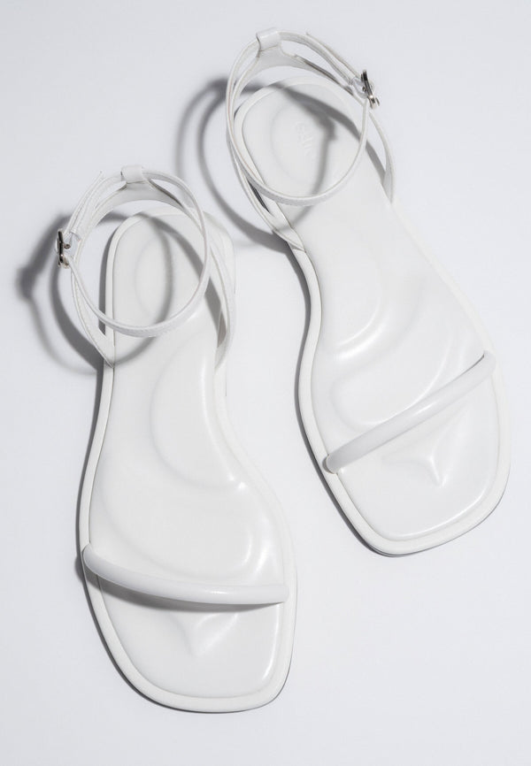 Women’s White Leather Flat Sandals Estro ER00119694.