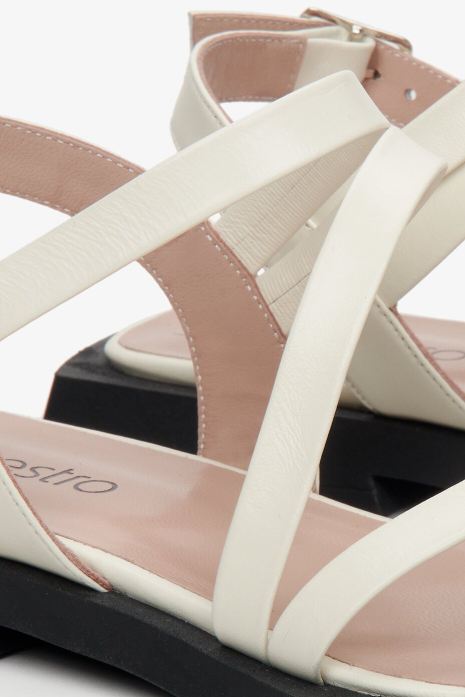 Leather, women's white sandals by Estro with thin straps - presentation of the rear part of the footwear.