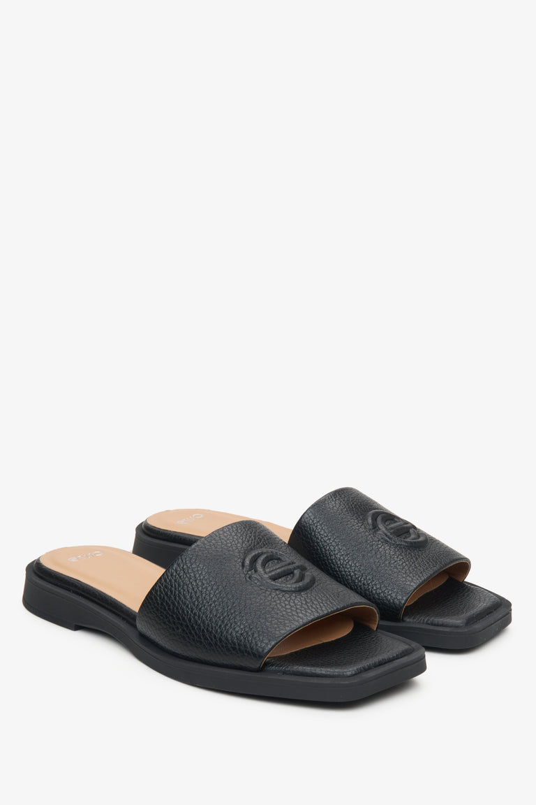 Women's black  flip-flops made of genuine leather by Estro.