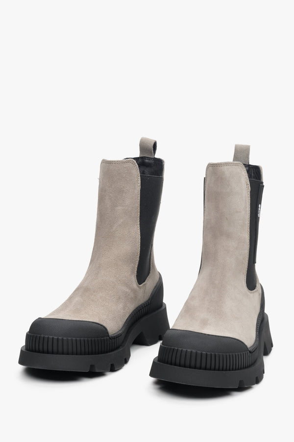 Estro women's velour and genuine leather chelsea boots in grey and black - front view presentation.