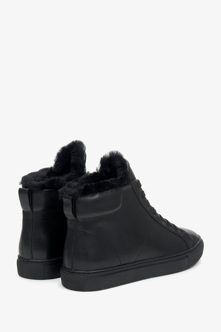 Estro women's winter sneakers - back part of the shoe in black.