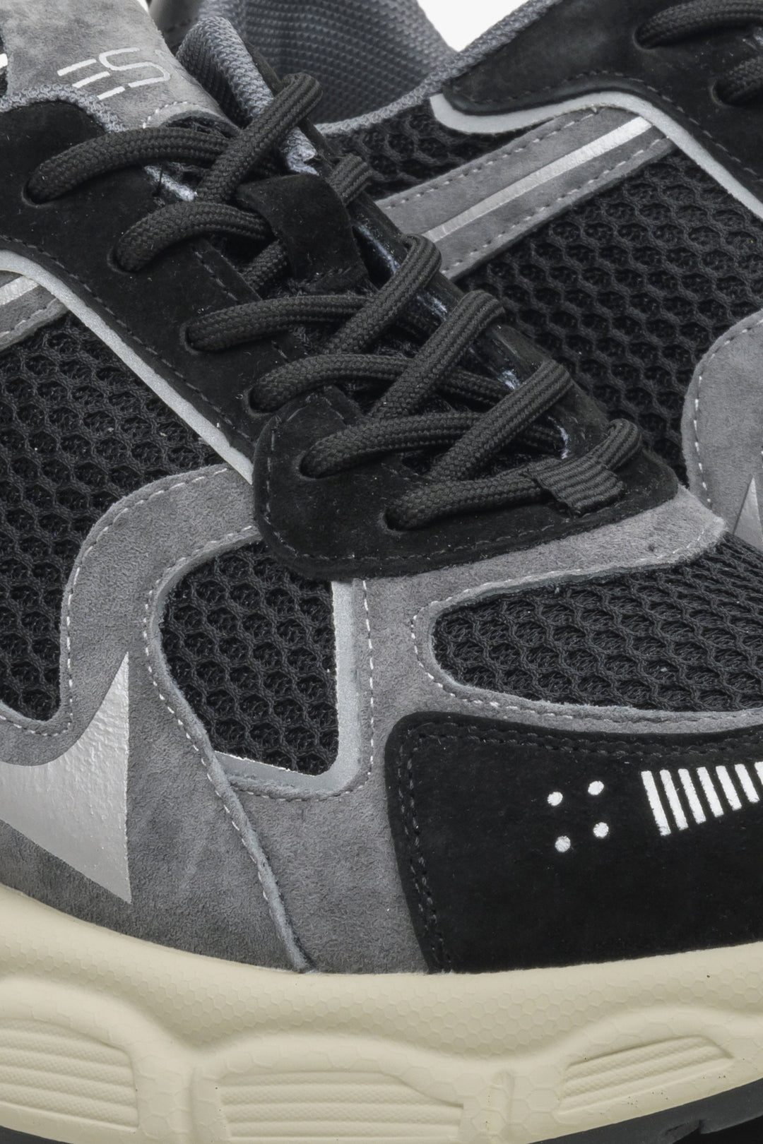 Women's black and grey sneakers ES 8 - close-up on details.