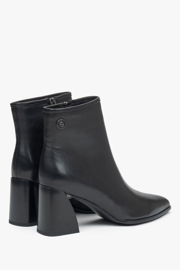 Black leather women's ankle boots with a pointed toe and heel, Estro - close-up of the back of the model.