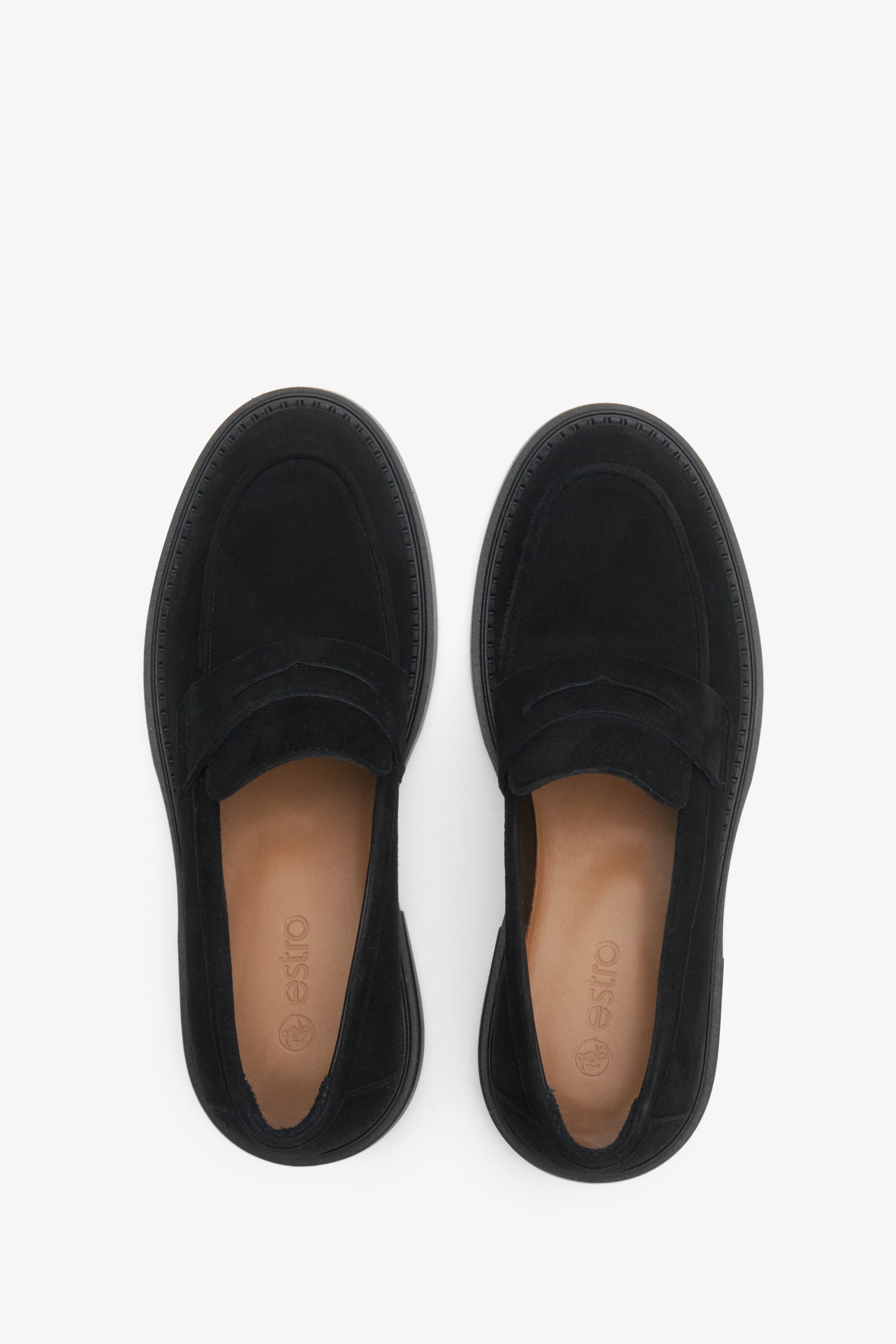 Black velour loafers for women Estro - presentation of the model from above.