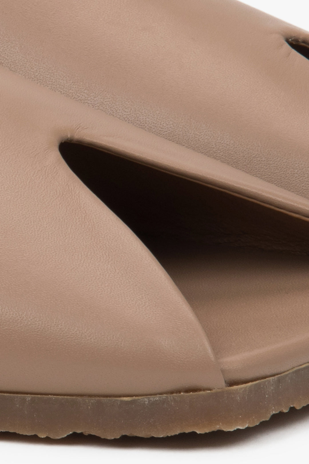 Beige leather women's slides from Italy – Premium model by Estro, details.