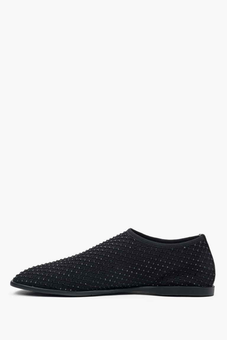 Comfortable women's black flats by Estro, made from soft mesh.