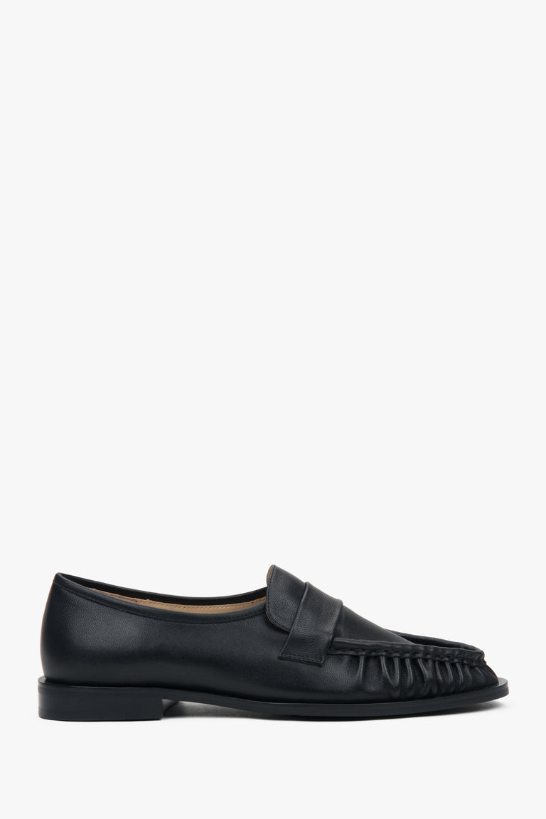 Women's Black Leather Loafers with Decorative Gathering Estro ER00117193.