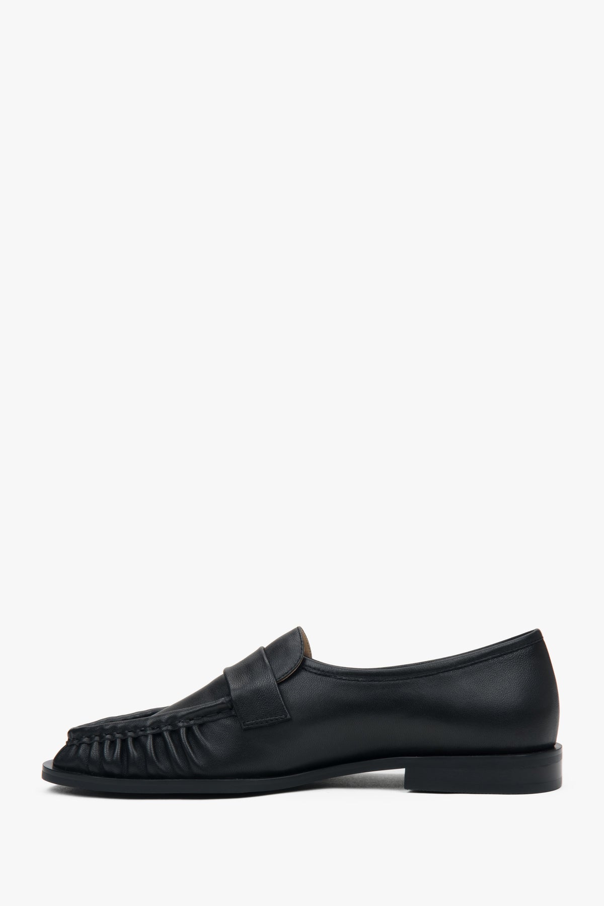 Comfortable black women's loafers by Estro, made of natural leather – a combination of classic design, comfort, and a subtle decorative gathering detail.
