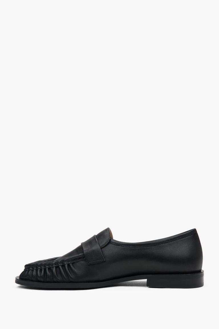 Comfortable black women's loafers by Estro, made of natural leather – a combination of classic design, comfort, and a subtle decorative gathering detail.