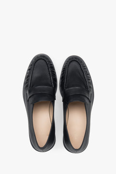 Versatile black women's loafers by Estro, made of natural leather with decorative gathering.