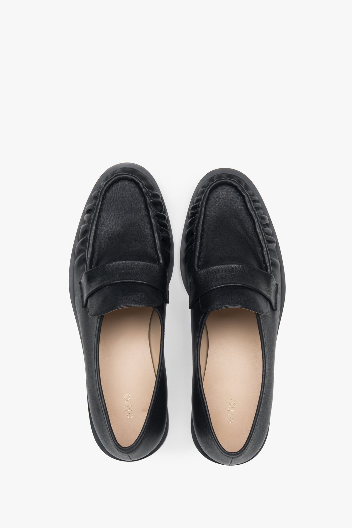 Versatile black women's loafers by Estro, made of natural leather with decorative gathering.