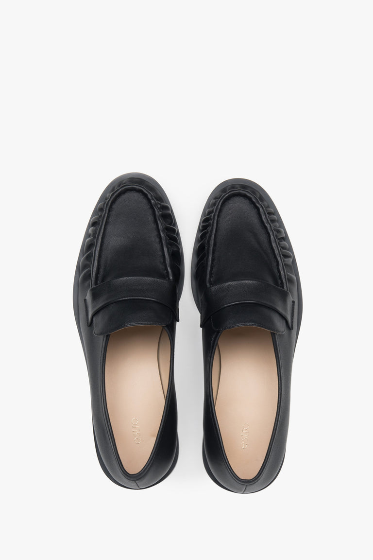 Versatile black women's loafers by Estro, made of natural leather with decorative gathering.