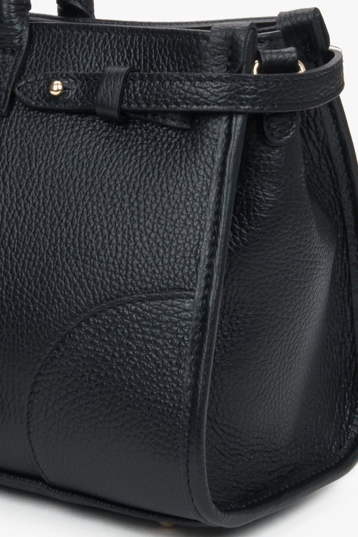 Women's hand-held tote bag made of black Italian leather - close-up of details.