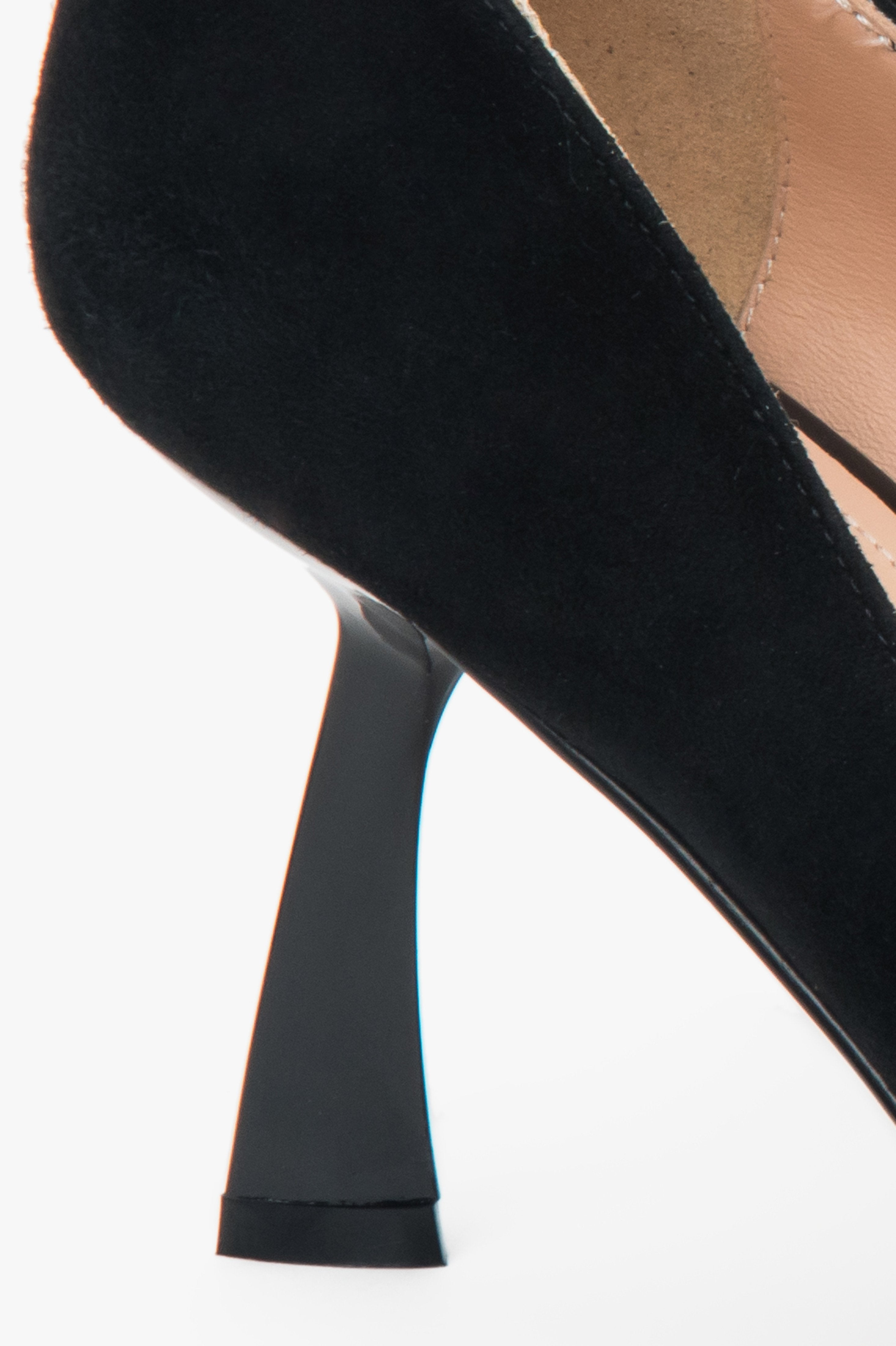 Black women's stilettos with a pointed toe made from natural velour by Estro – close-up on the details.