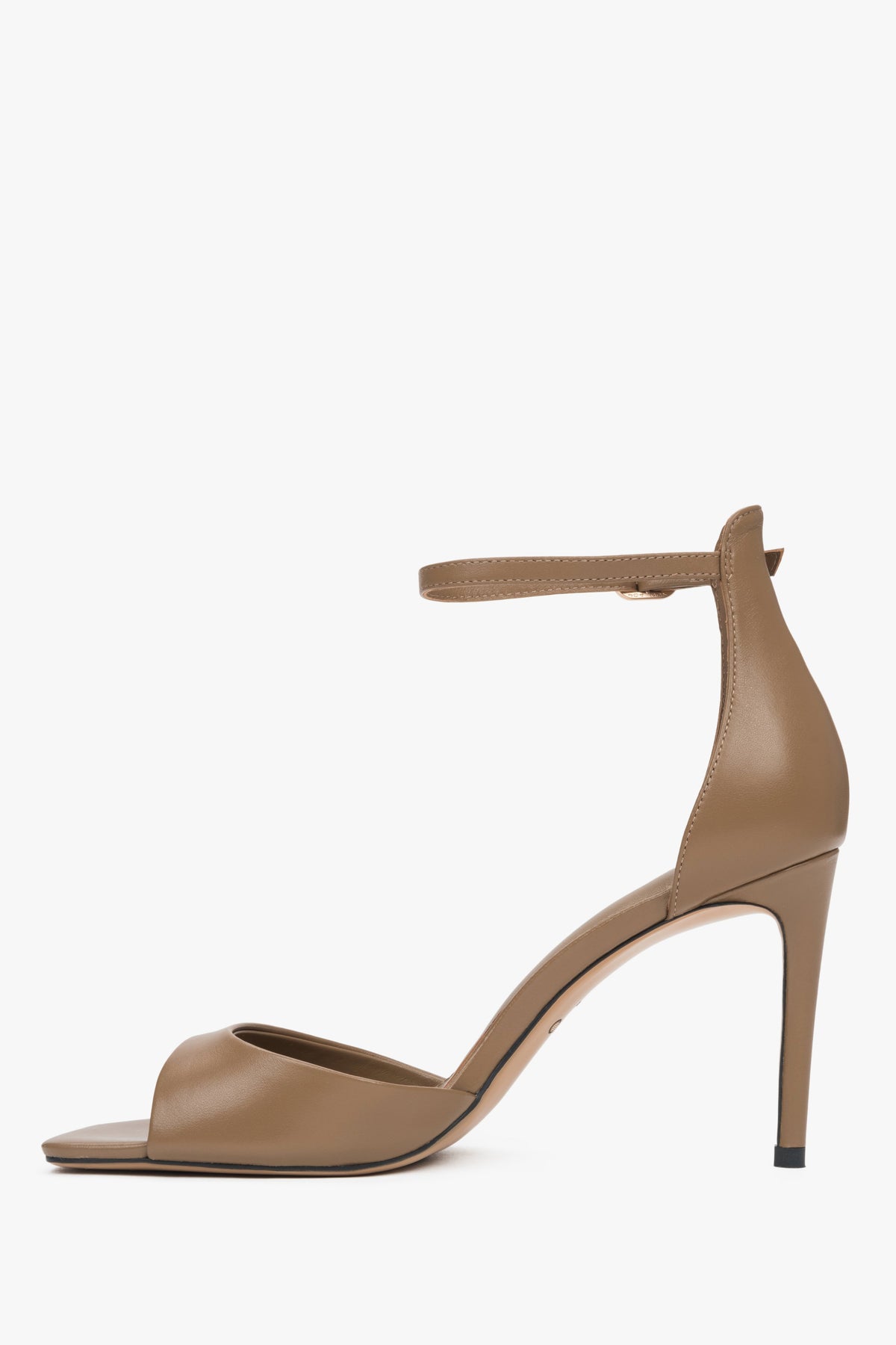Women's stylish brown sandals Estro, made of high-quality genuine leather, featuring an elegant high heel.