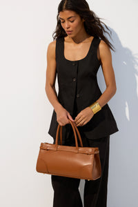 Brown women's tote handbag made of Italian genuine leather Premium Estro - model in styling.