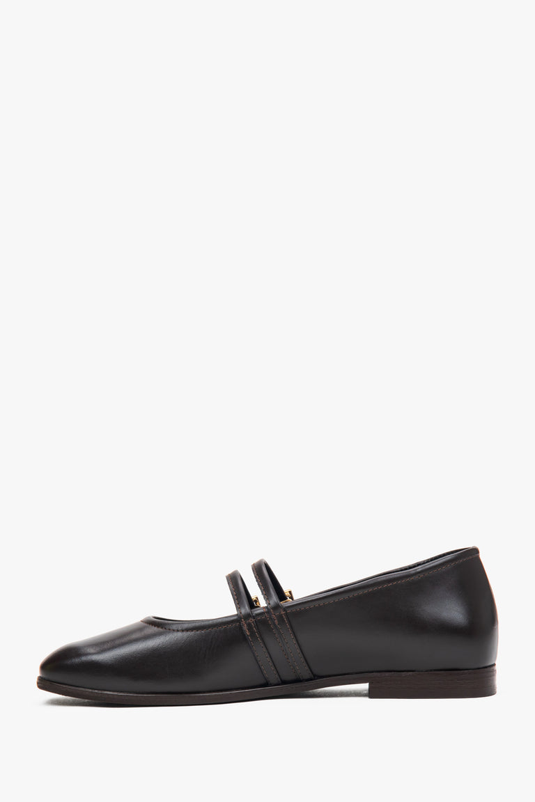 Dark brown women's leather ballet flats from Estro - shoe profile.