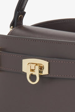 Handbag made of genuine Italian leather – details.