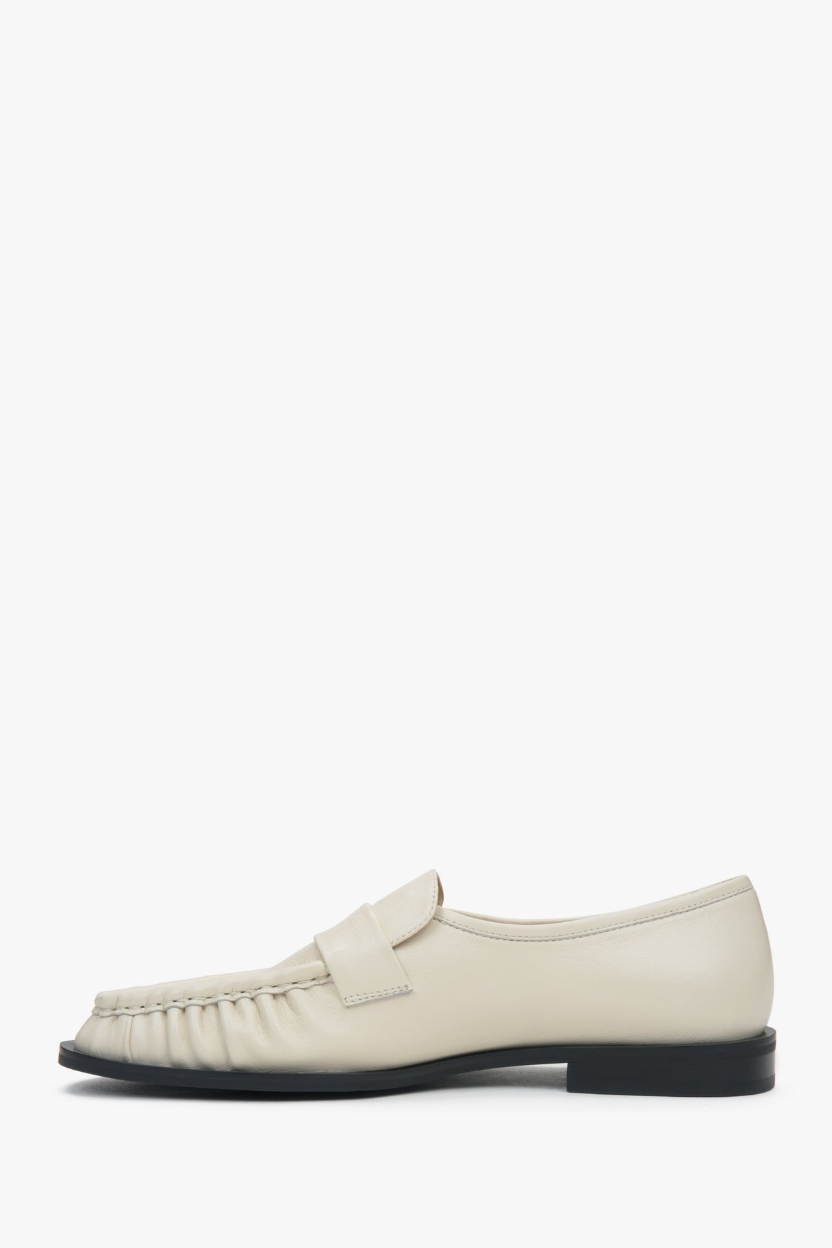 Comfortable light beige women's loafers by Estro, made of natural leather – a combination of classic design, comfort, and a subtle decorative gathering detail.