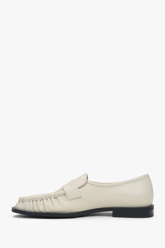 Comfortable light beige women's loafers by Estro, made of natural leather – a combination of classic design, comfort, and a subtle decorative gathering detail.