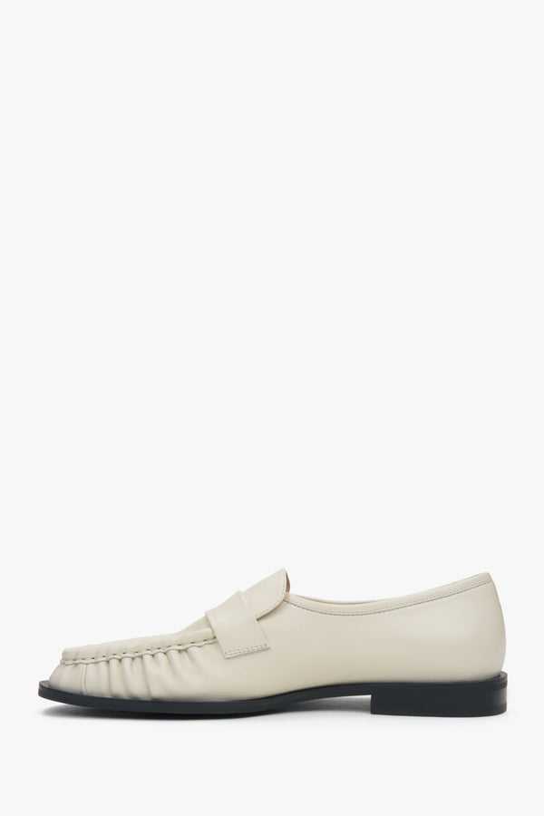 Comfortable light beige women's loafers by Estro, made of natural leather – a combination of classic design, comfort, and a subtle decorative gathering detail.