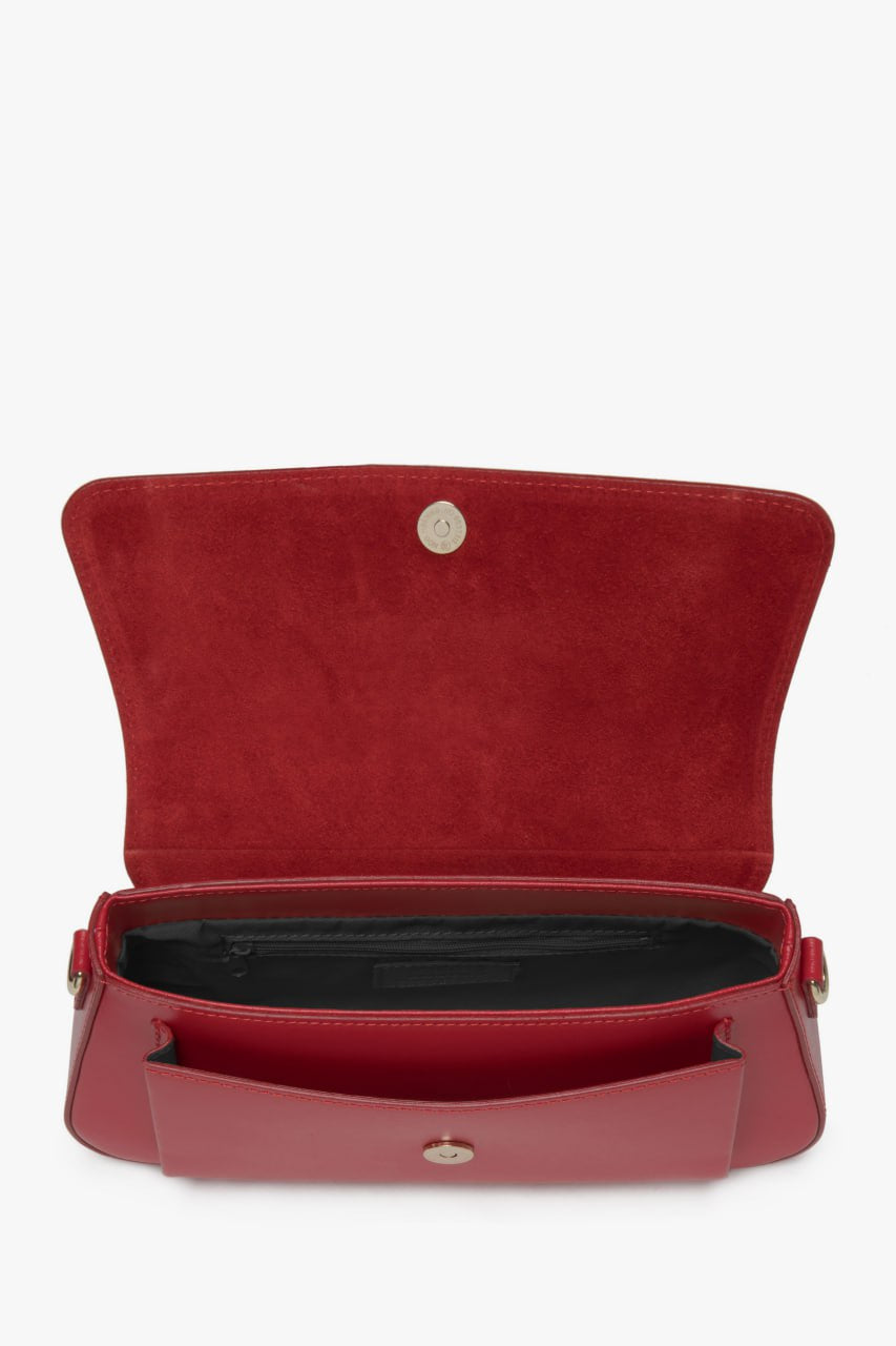 Handy red shoulder bag made of Italian leather.