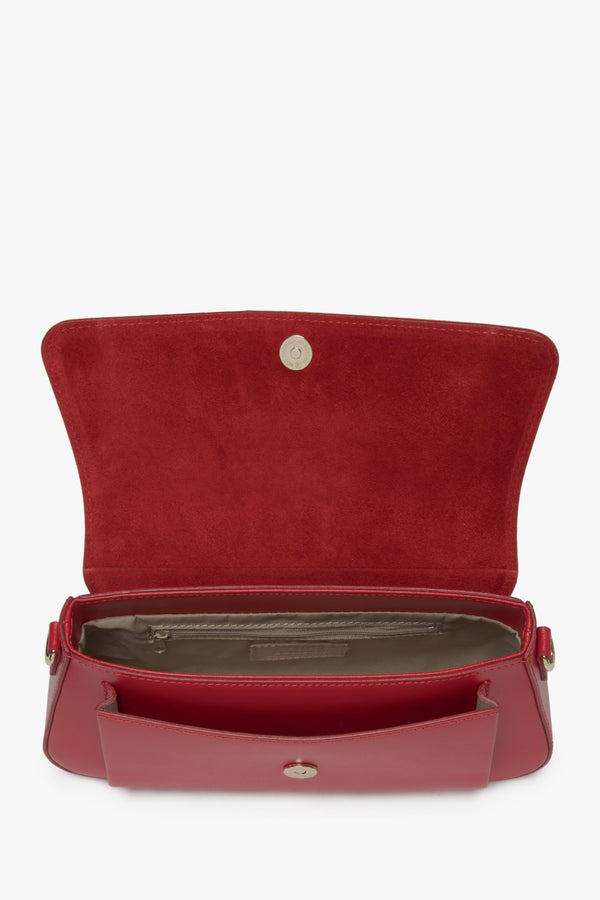 Shoulder bag made of genuine Italian leather in red color - interior presentation of the model.