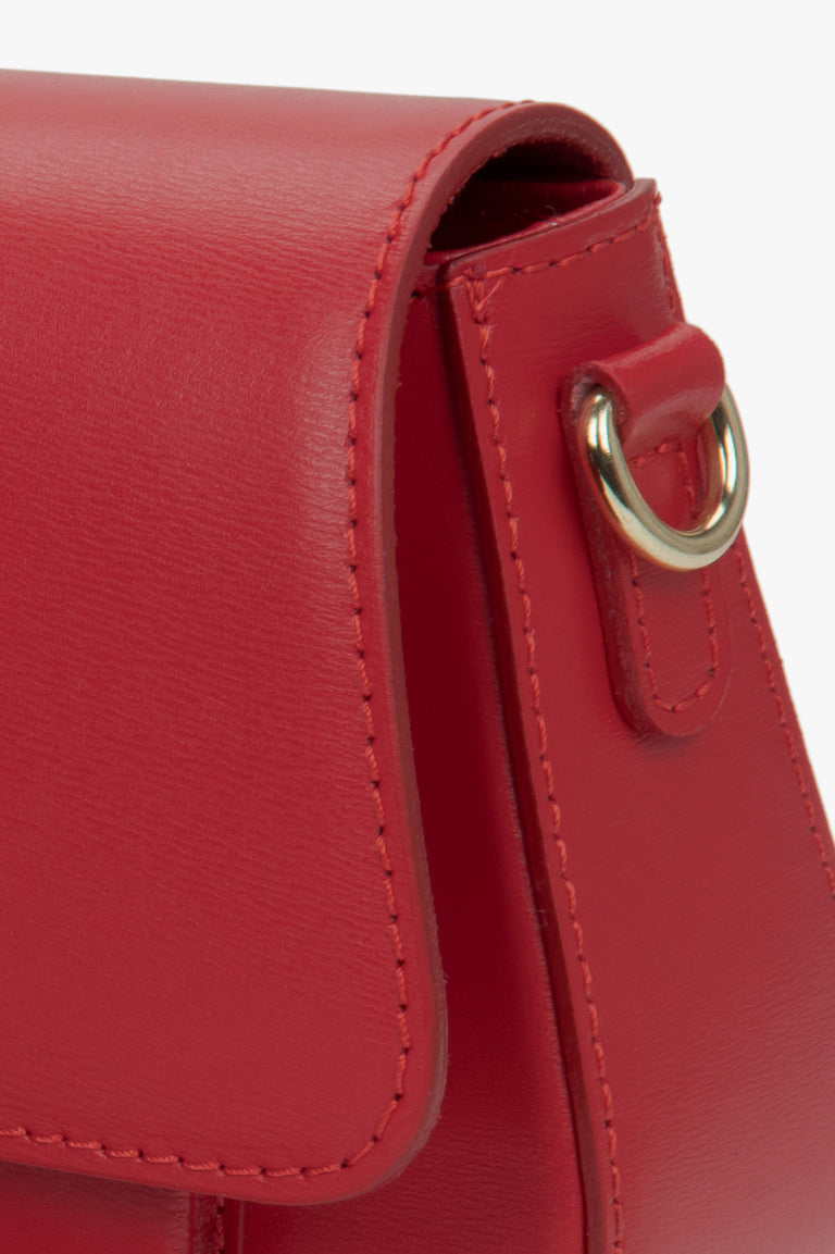 Red shoulder bag made of natural Italian leather.