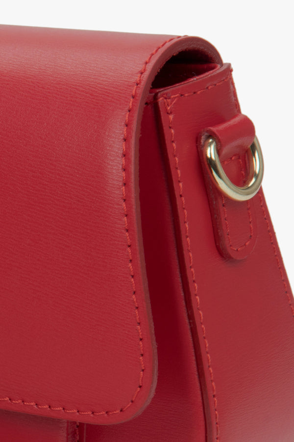 Red shoulder bag made of natural Italian leather.