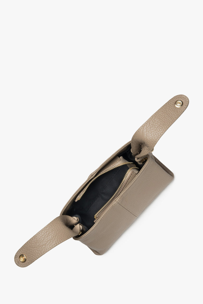 Leather women's beige handbag by Estro - close-up of the interior.