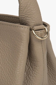 Women's beige handbag by Estro - close-up of the detail.