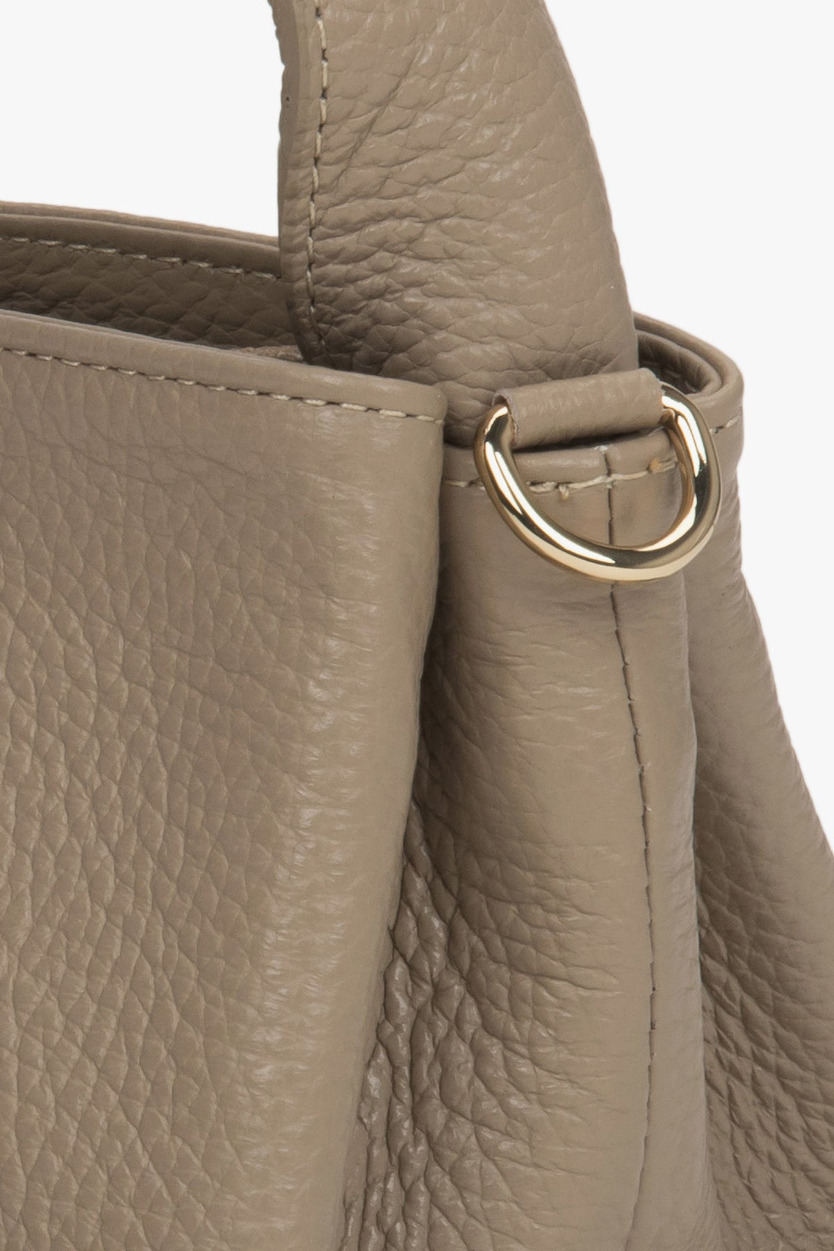 Women's beige handbag by Estro - close-up of the detail.