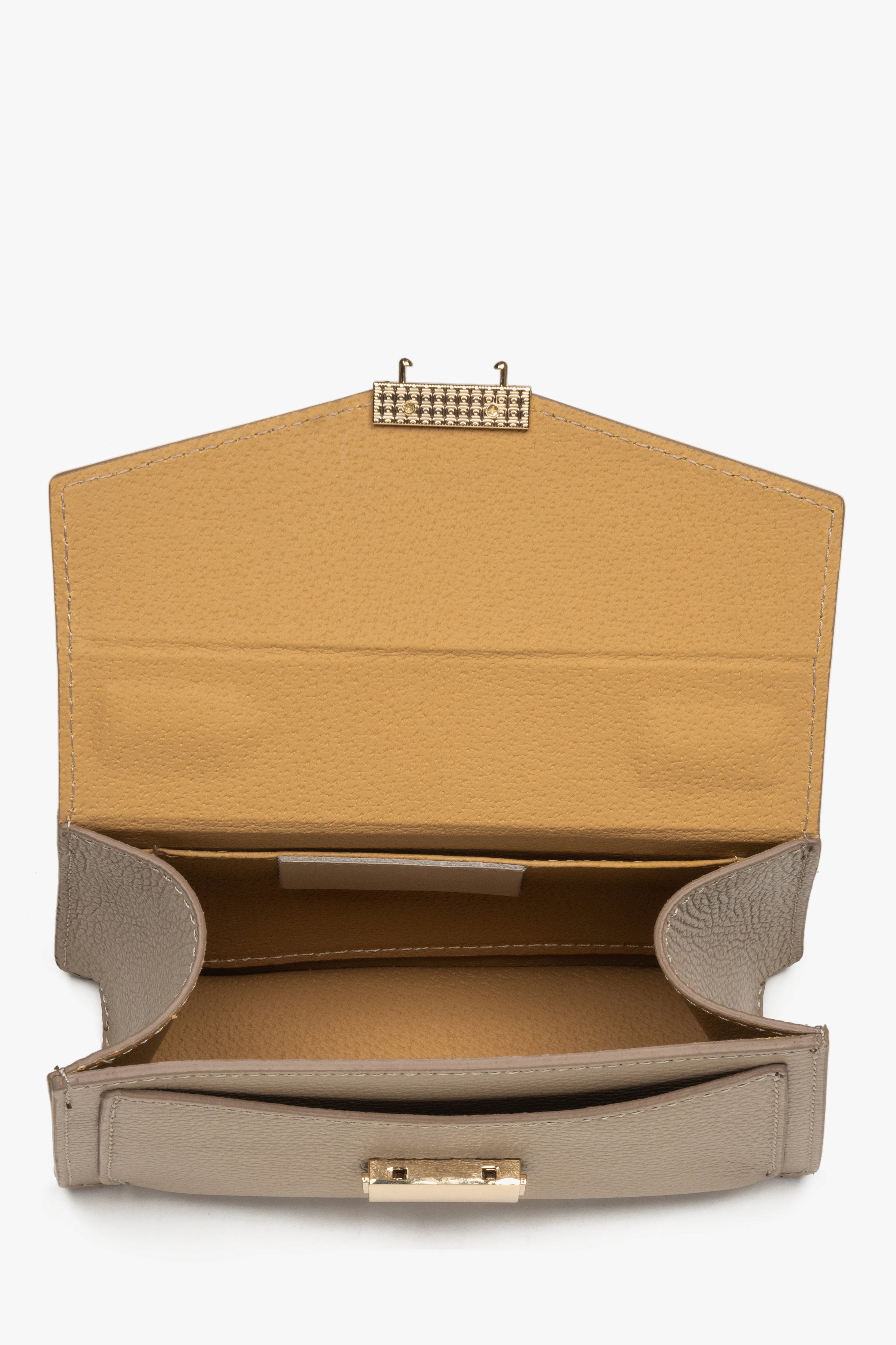 Women's small beige handbag made of premium Italian genuine leather by Estro - interior.