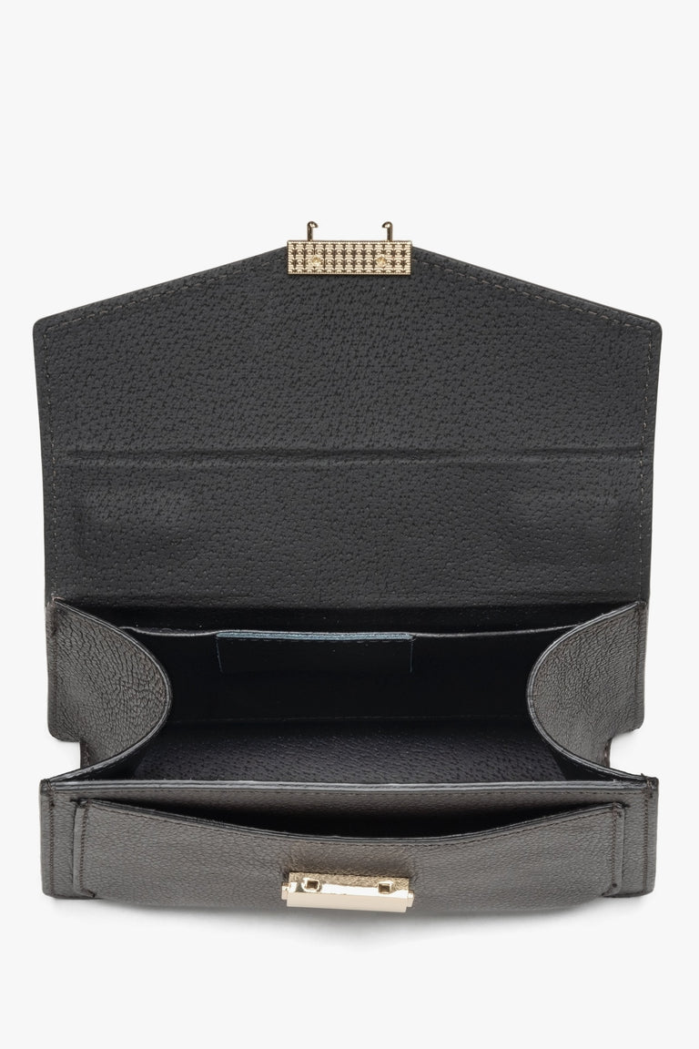 Women's small dark brown handbag made of premium Italian genuine leather by Estro - interior.