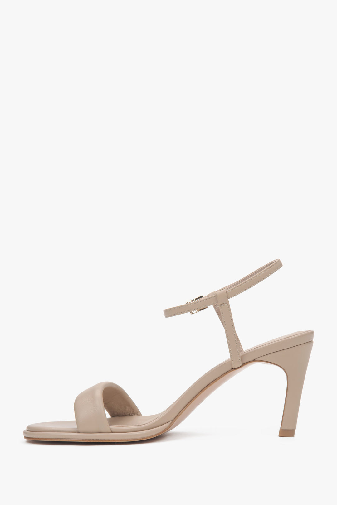 Stylish beige women's sandals by Estro, crafted from natural leather.