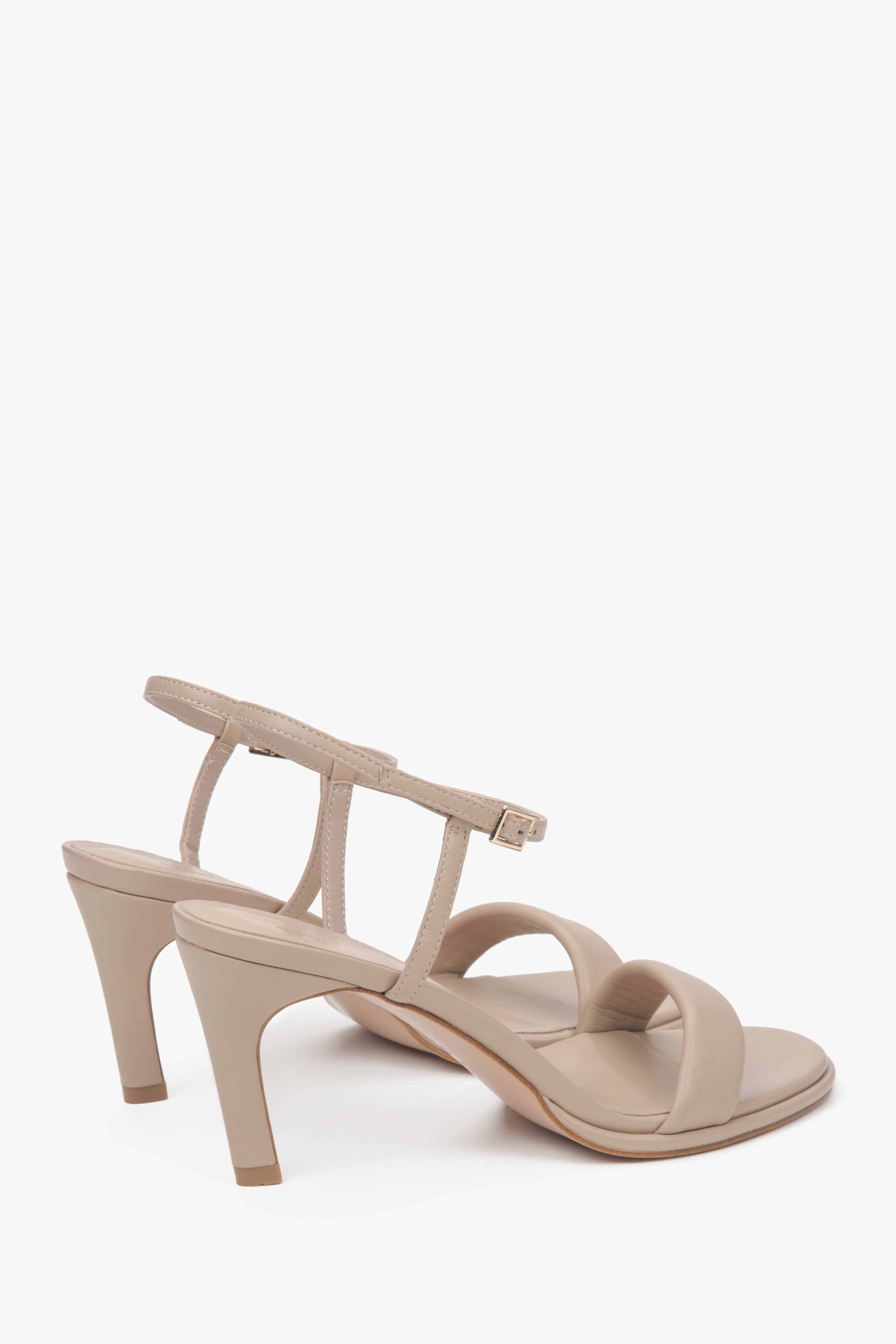 Delicate beige women's sandals by Estro made of natural leather.