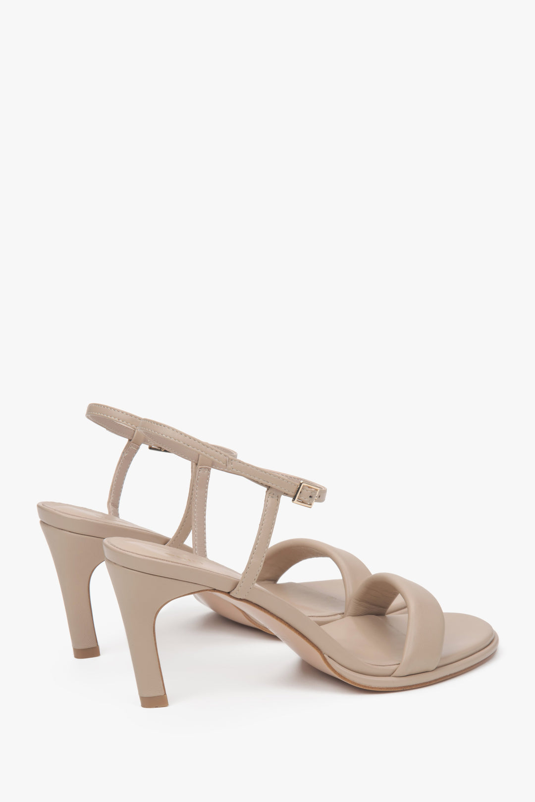Delicate beige women's sandals by Estro made of natural leather.