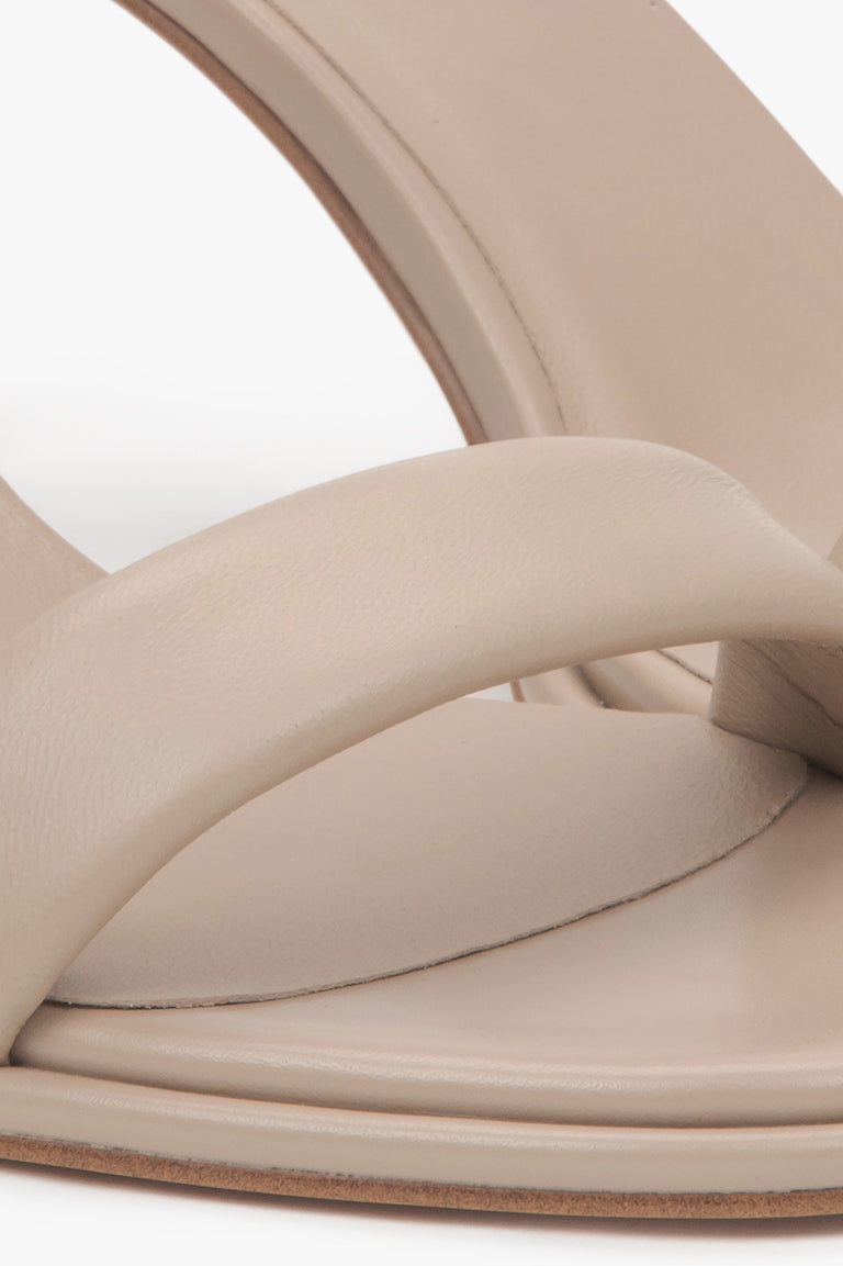 Beige leather women's sandals by Estro - details.