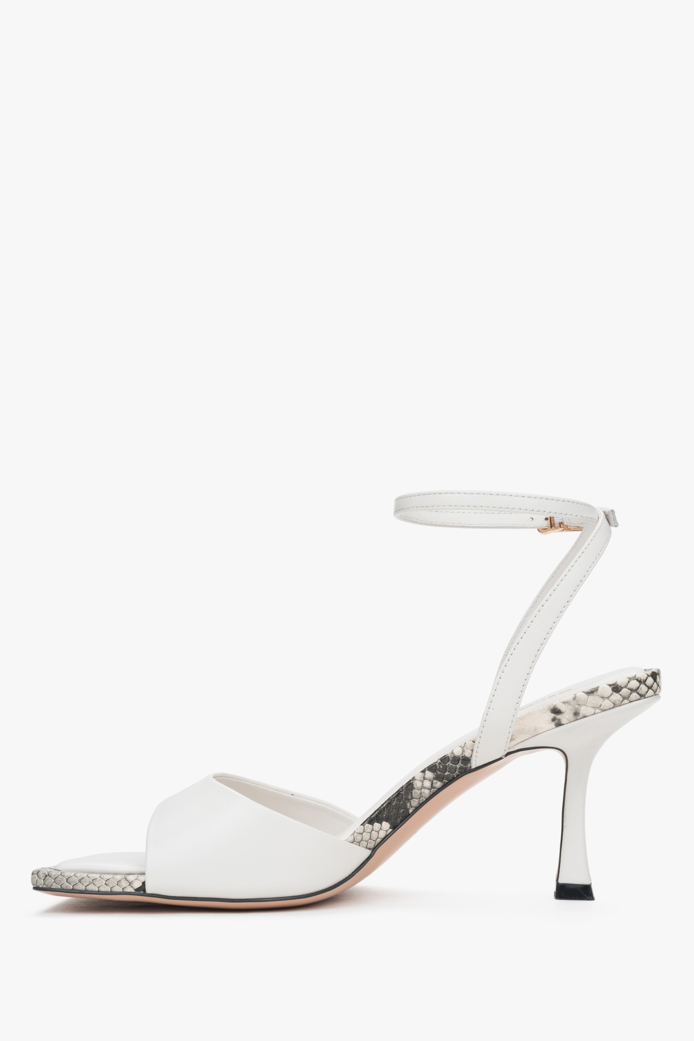 Stylish light beige women's sandals by Estro, crafted from natural leather.