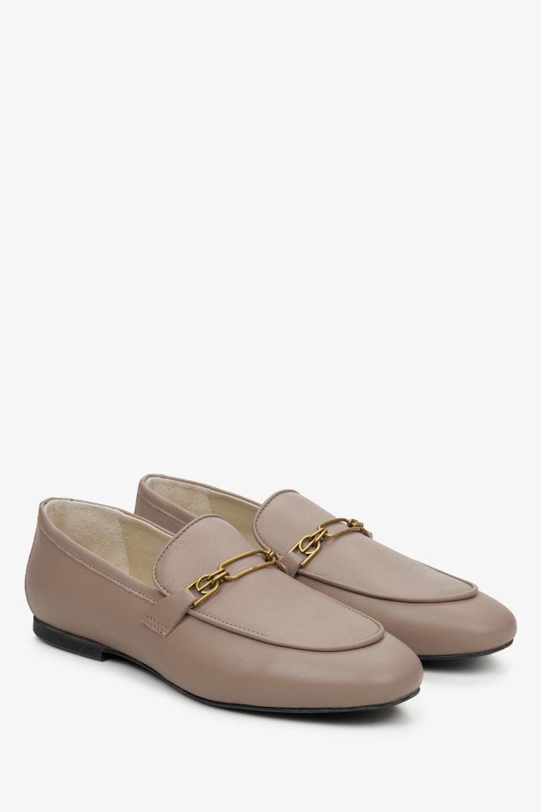 Women's Beige Leather Penny Loafers with a Gold Chain Estro ER00114571.