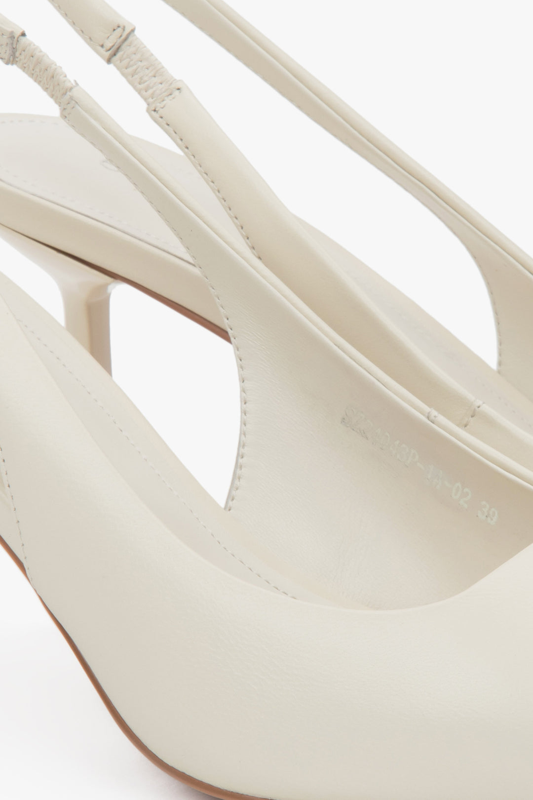 Light beige slingback pumps with a high heel by Estro – close-up of the details.